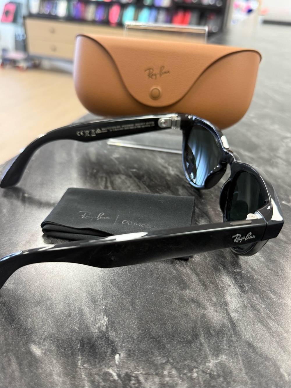 Ray-Ban Meta Headliner(Gen 2) Black Sunglasses with Tan Leather Case - Picture 4 of 7